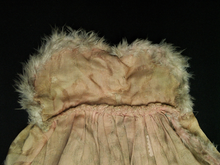 Particolare del mantello dopo il restauro